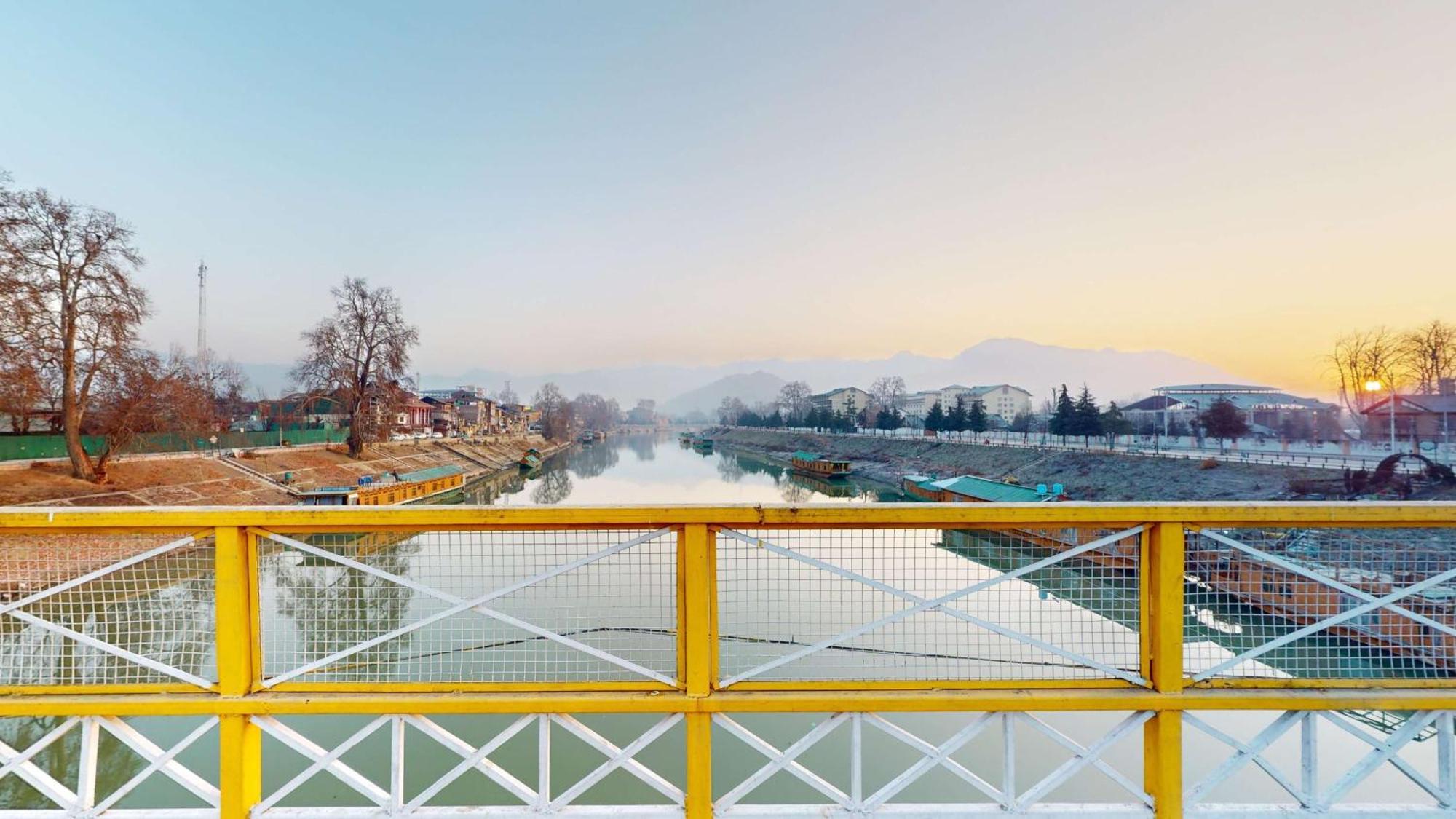 Radisson Collection Hotel & Spa, Riverfront Srinagar Exterior foto